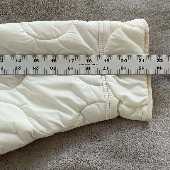 Abercrombie and Fitch White Lightweight Quilted Liner Jacket Women’s size XL New