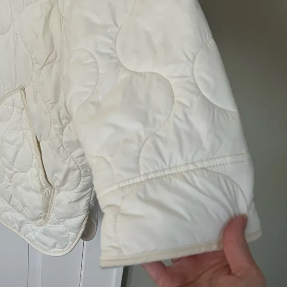 Abercrombie and Fitch White Lightweight Quilted Liner Jacket Women’s size XL New