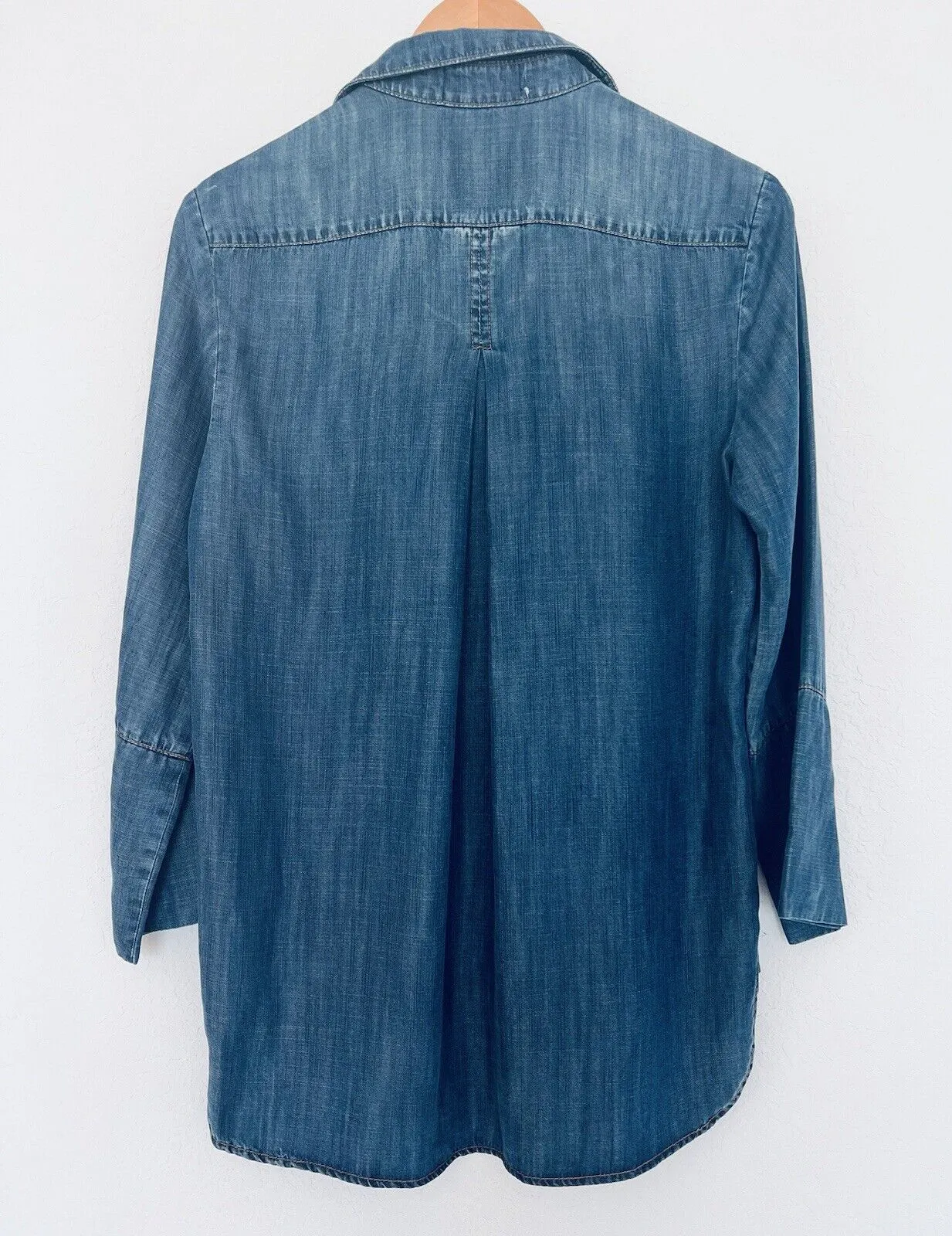 BELLA DAHL Womens Blue Chambray Shirt Sz M Inside Pocket Button Up Preppy Casual