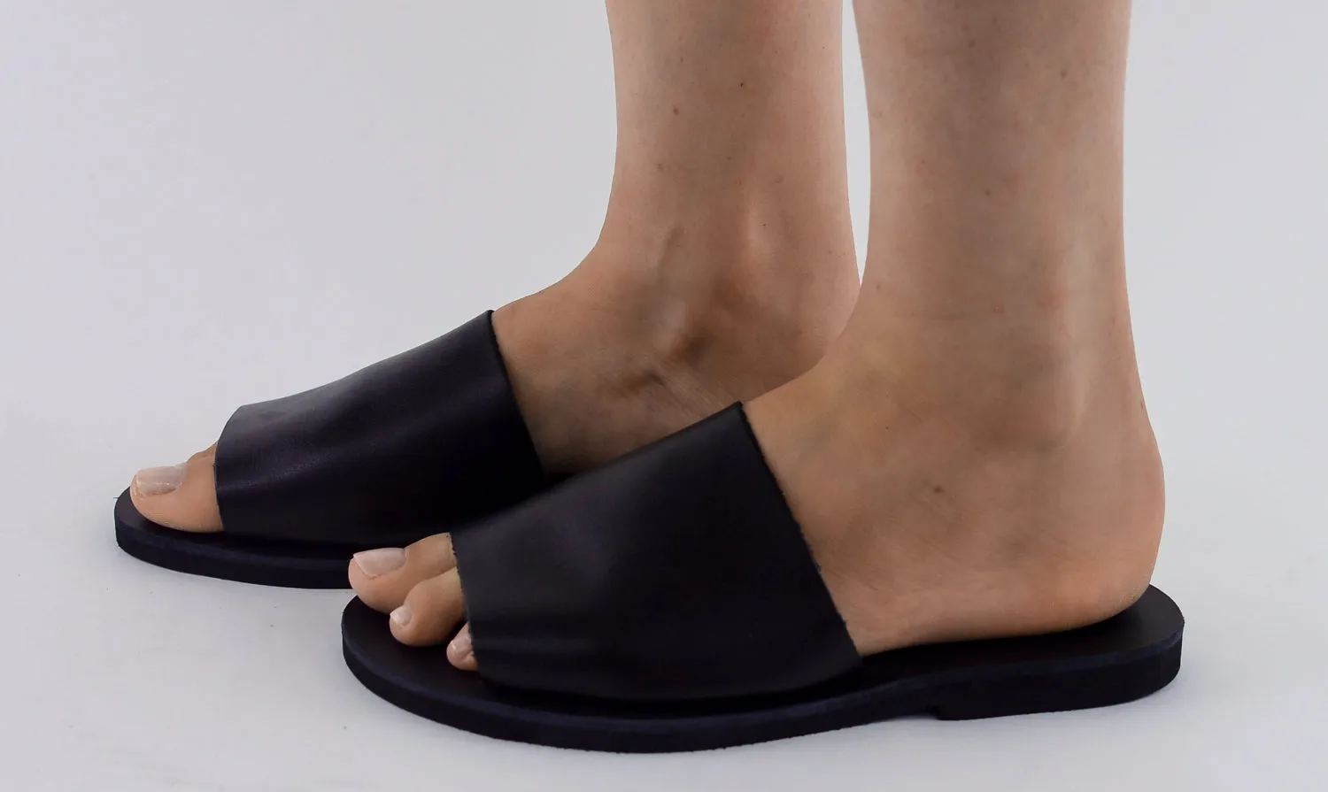 HECATE BLACK LEATHER SANDALS