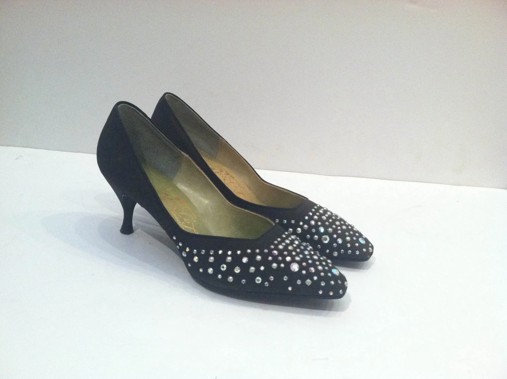 LA ROSE Vintage Black Silk Pointed Toe Heels with Gorgeous Rhinestone Detail Size 8 1/2