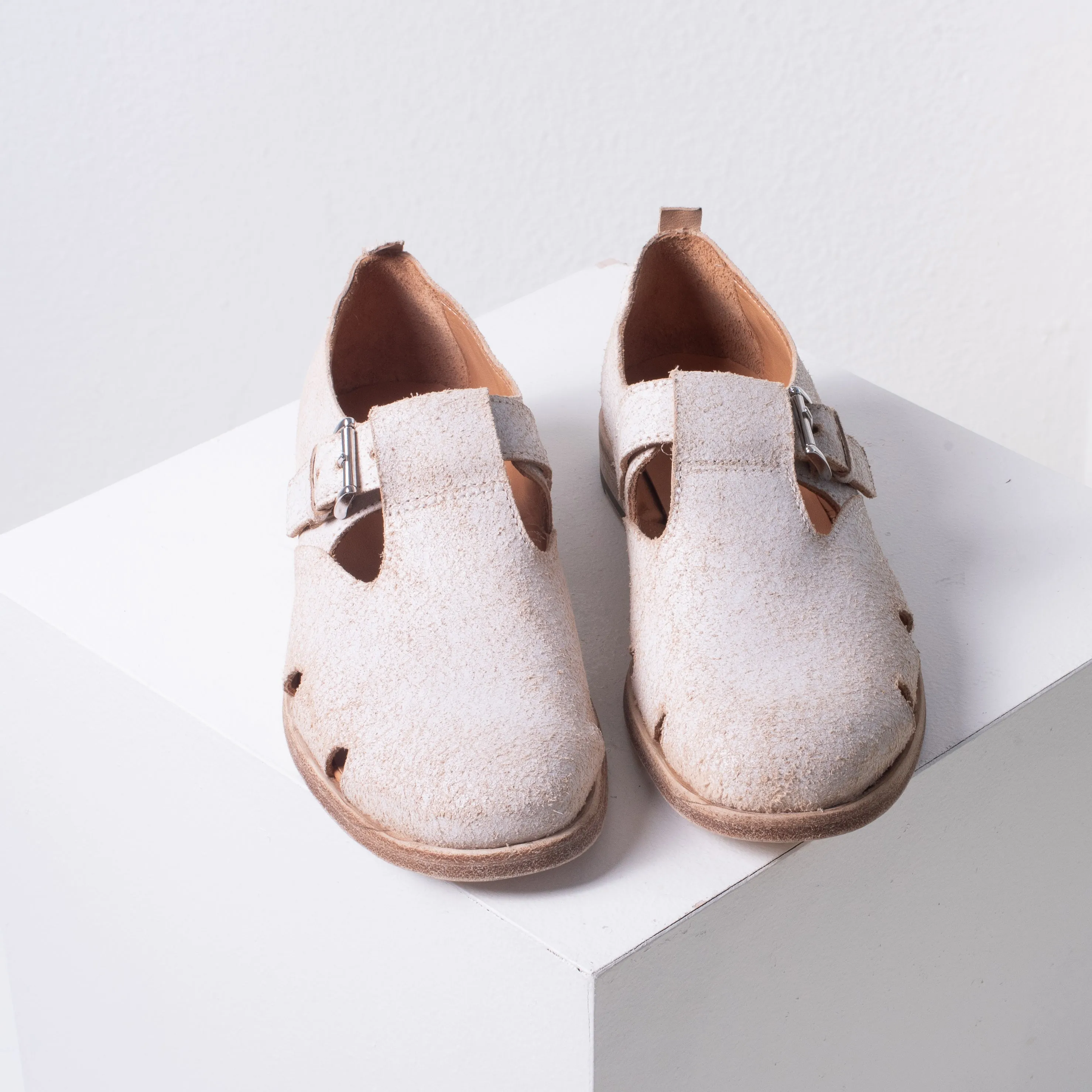 Shoto Buckle Flat (distressed cream)