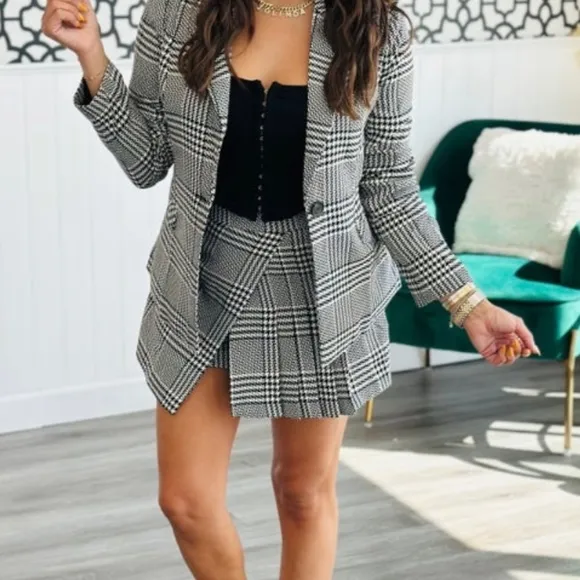 Skies Are Blue NWT SZ medium cream and black houndstooth/plaid mini skort