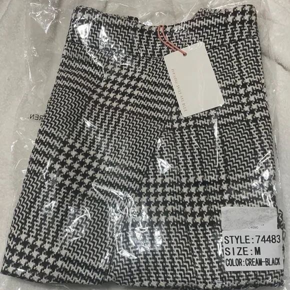 Skies Are Blue NWT SZ medium cream and black houndstooth/plaid mini skort